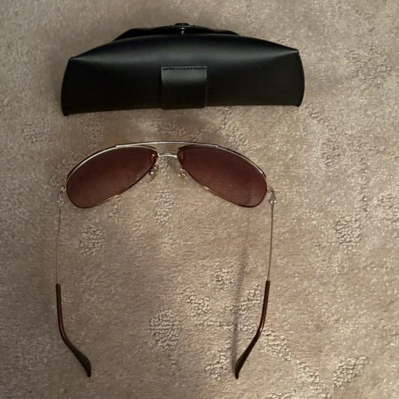 Ray-Ban Gold Frame Sunglasses with Black Case - Picture 2 of 12